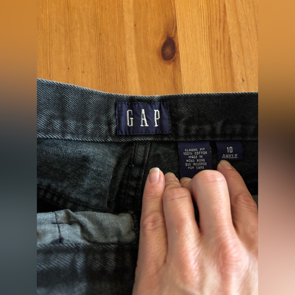 GAP Women's Black Tapered Ankle Jeans - Picture 2 of 3